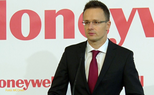 A Honeywell munkahelyteremtéssel járó magyarországi beruházását mutatta be Szijjártó Péter